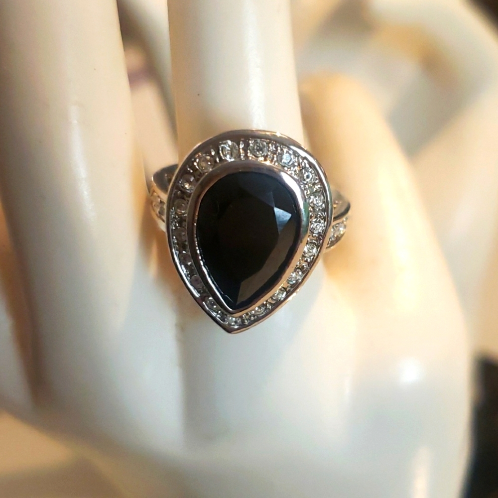 Silver tone - teardrop ring with black stone - costume jewelry - SZ: 8